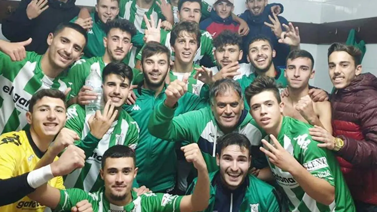 Los juveniles A del Atl&eacute;tico Sanluque&ntilde;o celebran el triunfo en el vestuario - Paco Bernal