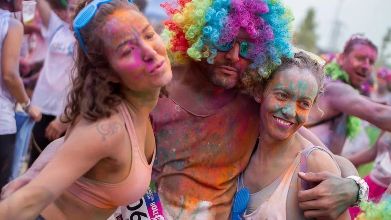 Diversi&oacute;n en una colorida carrera. - 