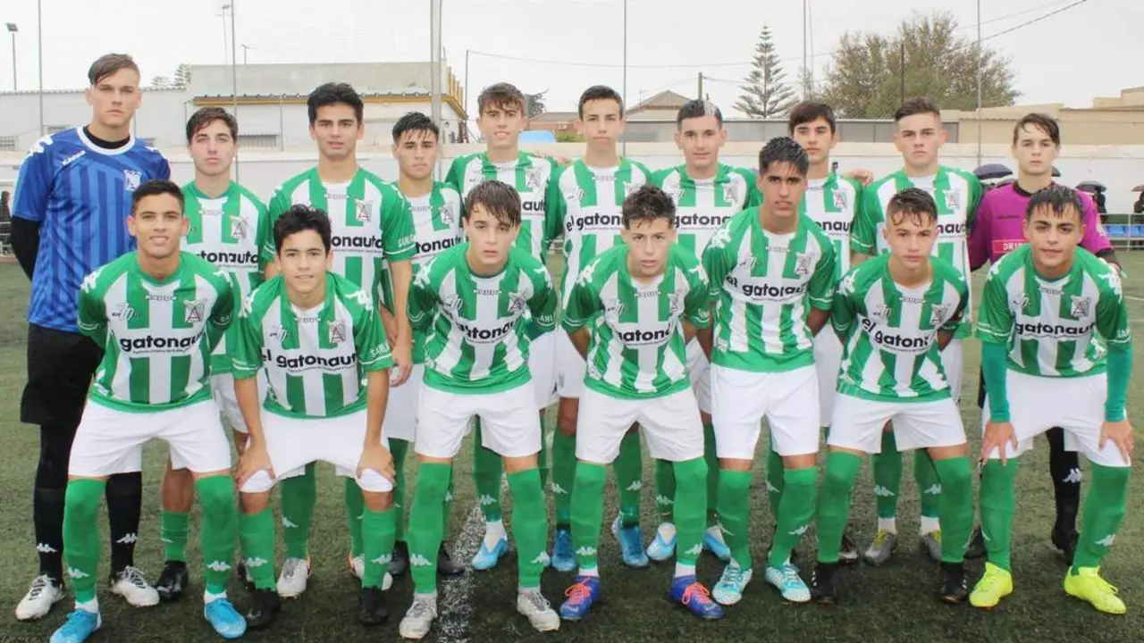 El equipo cadete A del Atl&eacute;tico Sanluque&ntilde;o antes del partido - Ra&uacute;l J. Bustillos