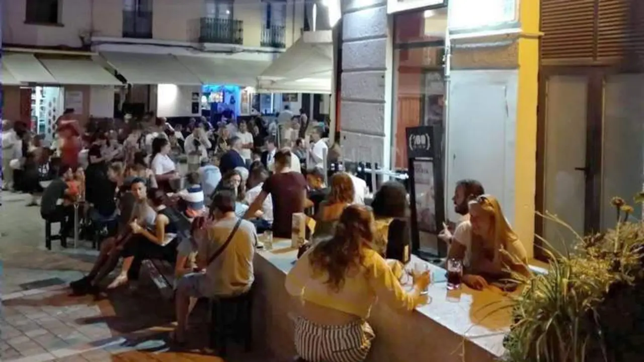 Imagen de archivo de uso de un muro como mesas ante la falta de estas en el bar. - @vecinoscentromalaga