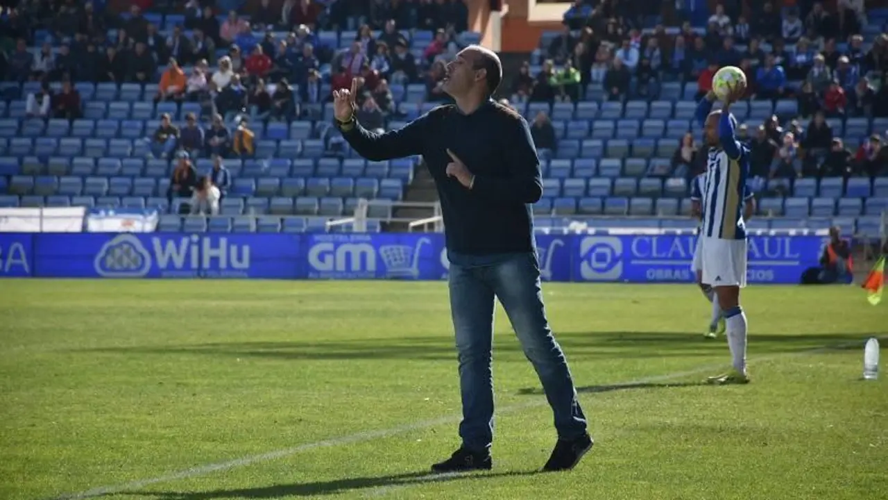 Alberto Monteagudo, t&eacute;cnico del Recreativo de Huelva, dando instrucciones desde la banda. - TENOR