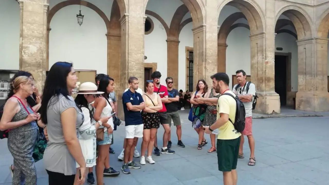 Turistas en el interior del Rectorado. - CCOO