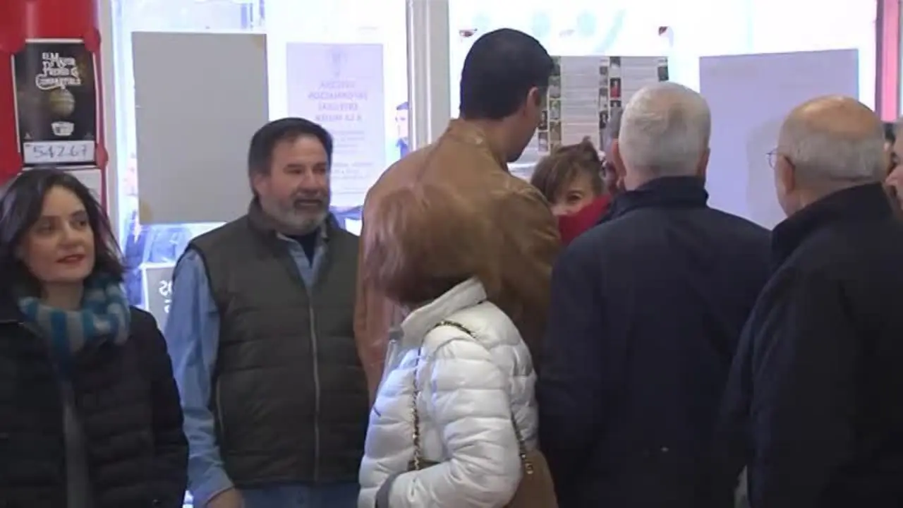 Pedro S&aacute;nchez vota en la consulta a la militancia y anima a participar