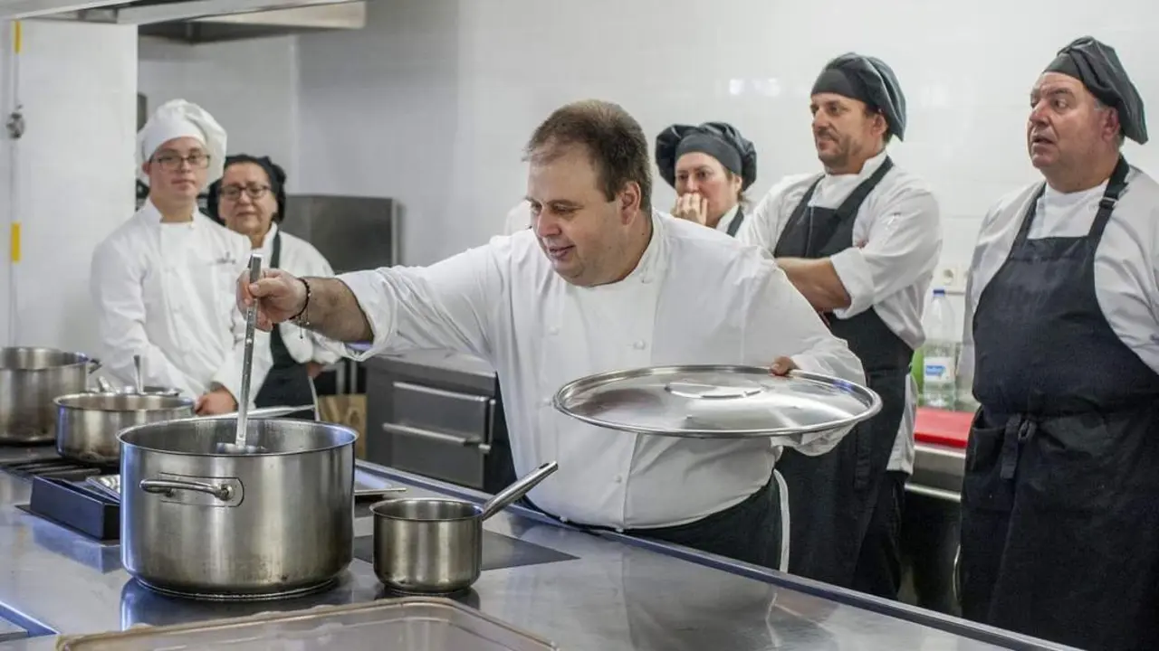 Clase te&oacute;rica en la cocina de Universo Santi - Rom&aacute;n R&iacute;os | Efe