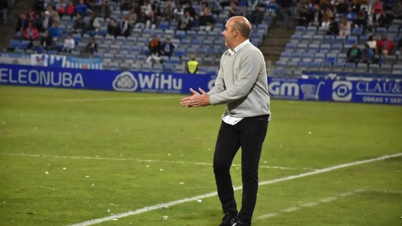 Alberto Monteagudo, t&eacute;cnico albiazul, dando &aacute;nimos a sus jugadores, en el partido ante el Granada.  - TENOR