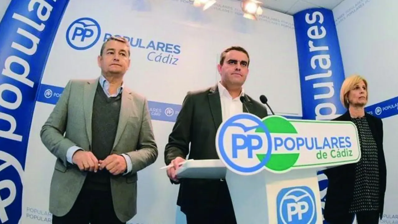 Jos&eacute; Ortiz, flanqueado por Antonio Sanz y Mar&iacute;a Jos&eacute; Garc&iacute;a-Pelayo. - A. I.