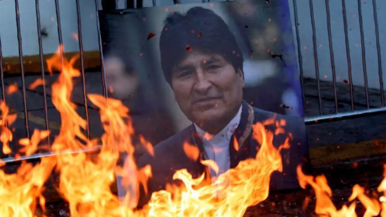 Queman retrato del ex presidente de Bolivia. - EFE
