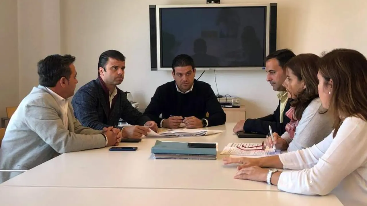Reuni&oacute;n entre el edil de Obras de Marbella, Diego L&oacute;pez, y el diputado provincial de Medio Ambiente, Crist&oacute;bal Ortega. - VM