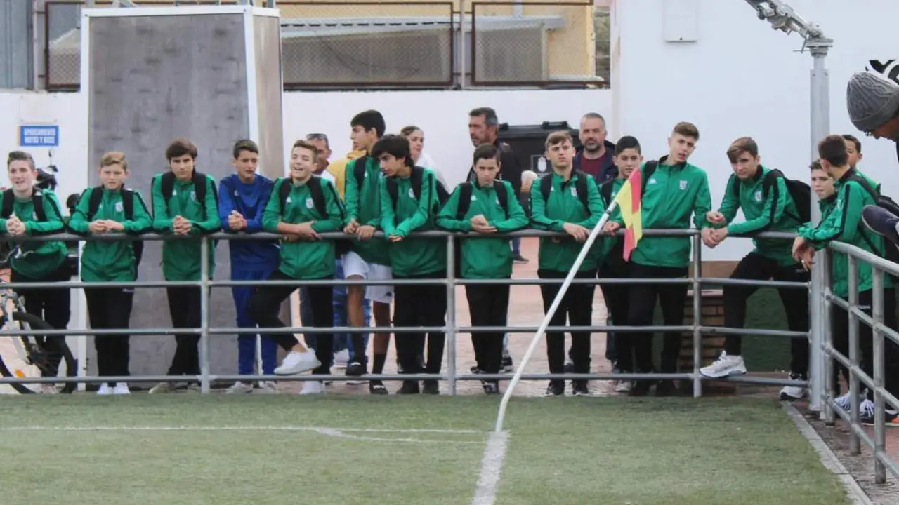 El equipo infantil A del Atl&eacute;tico Sanluque&ntilde;o antes del partido - Ra&uacute;l J. Bustillos