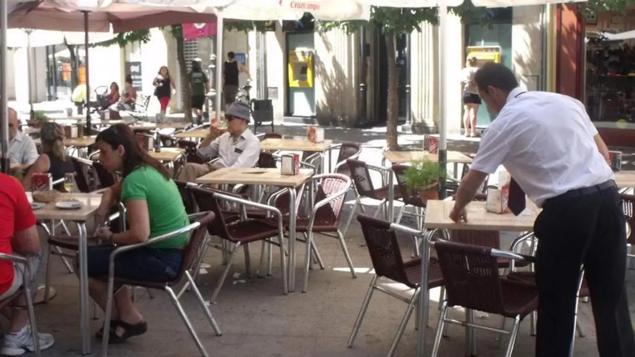 Un camarero en calle Larga. - Viva