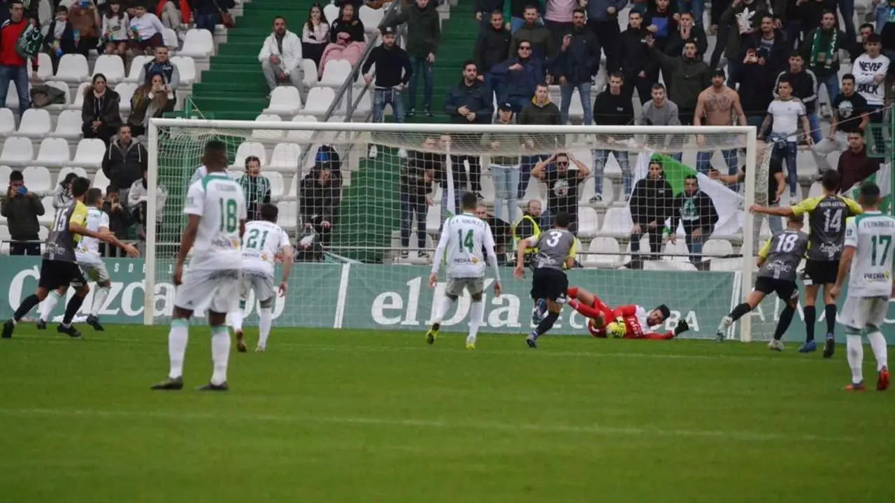 Momento en el que Isma Gil detiene el penalti y evita el 1-0 en el minuto 17 - CarlosJ Gonz&aacute;lez