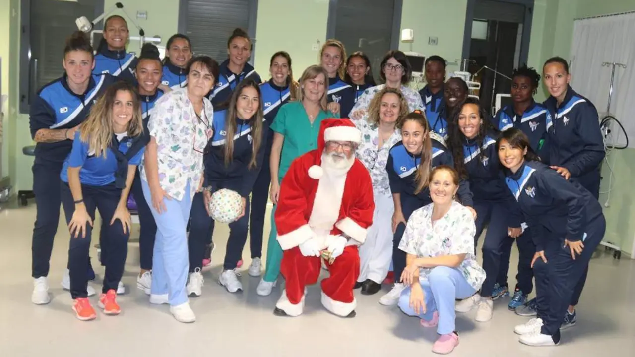 El Sporting reparte regalos y alegr&iacute;a en la planta de pediatr&iacute;a