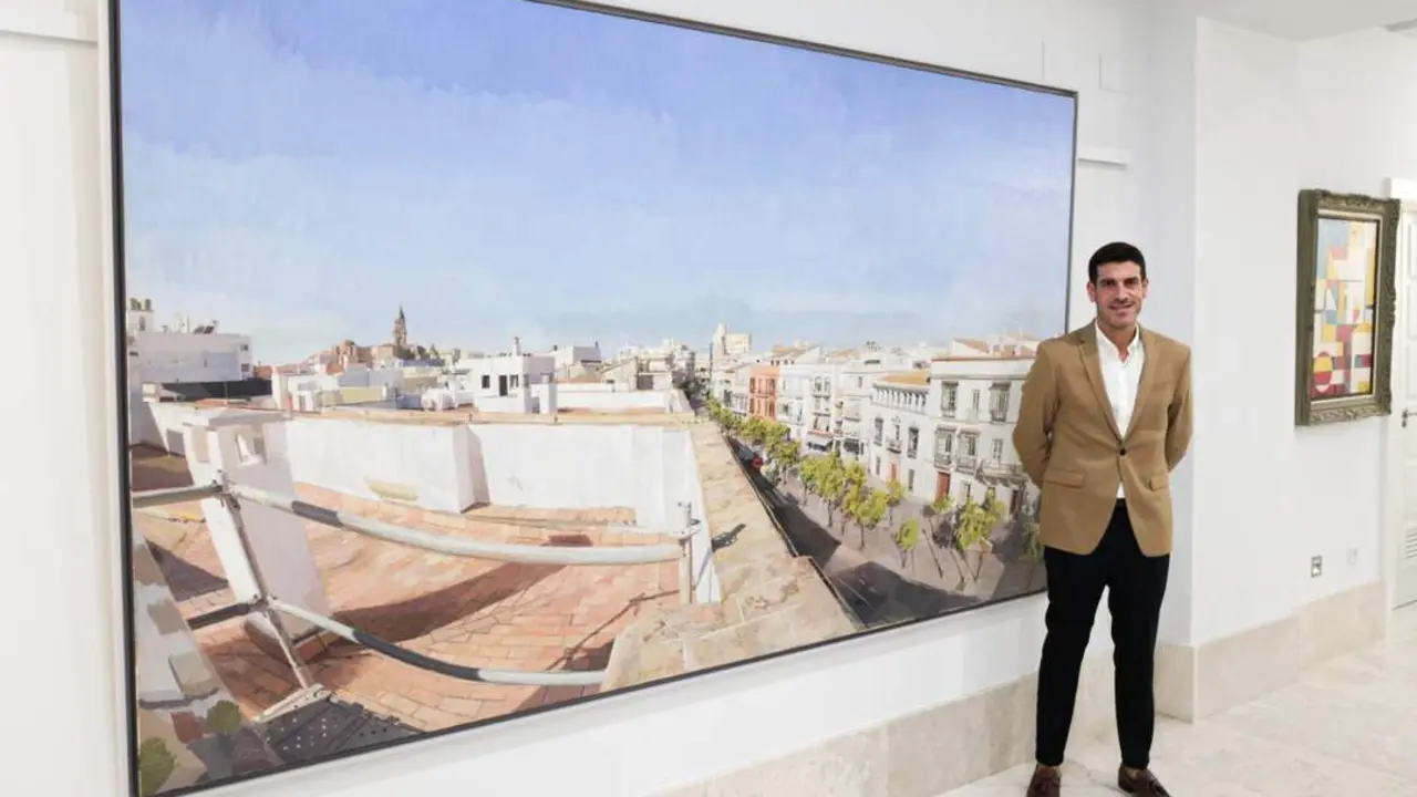 Eduardo Mill&aacute;n posa con su lienzo Corredera en los salones de Only Suites Hotel. - Oliverio Ruiz