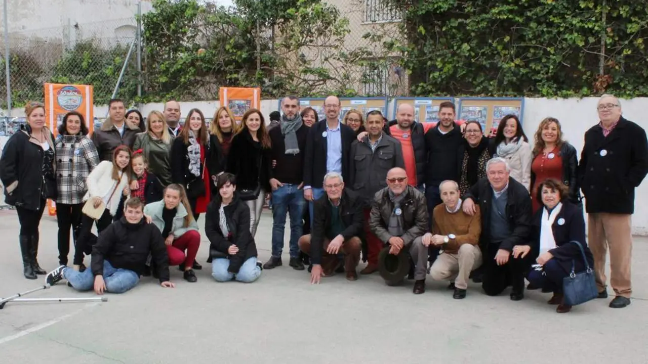 Un grupo de alumnos y profesores de distintas generaciones - Ra&uacute;l J. Bustillos