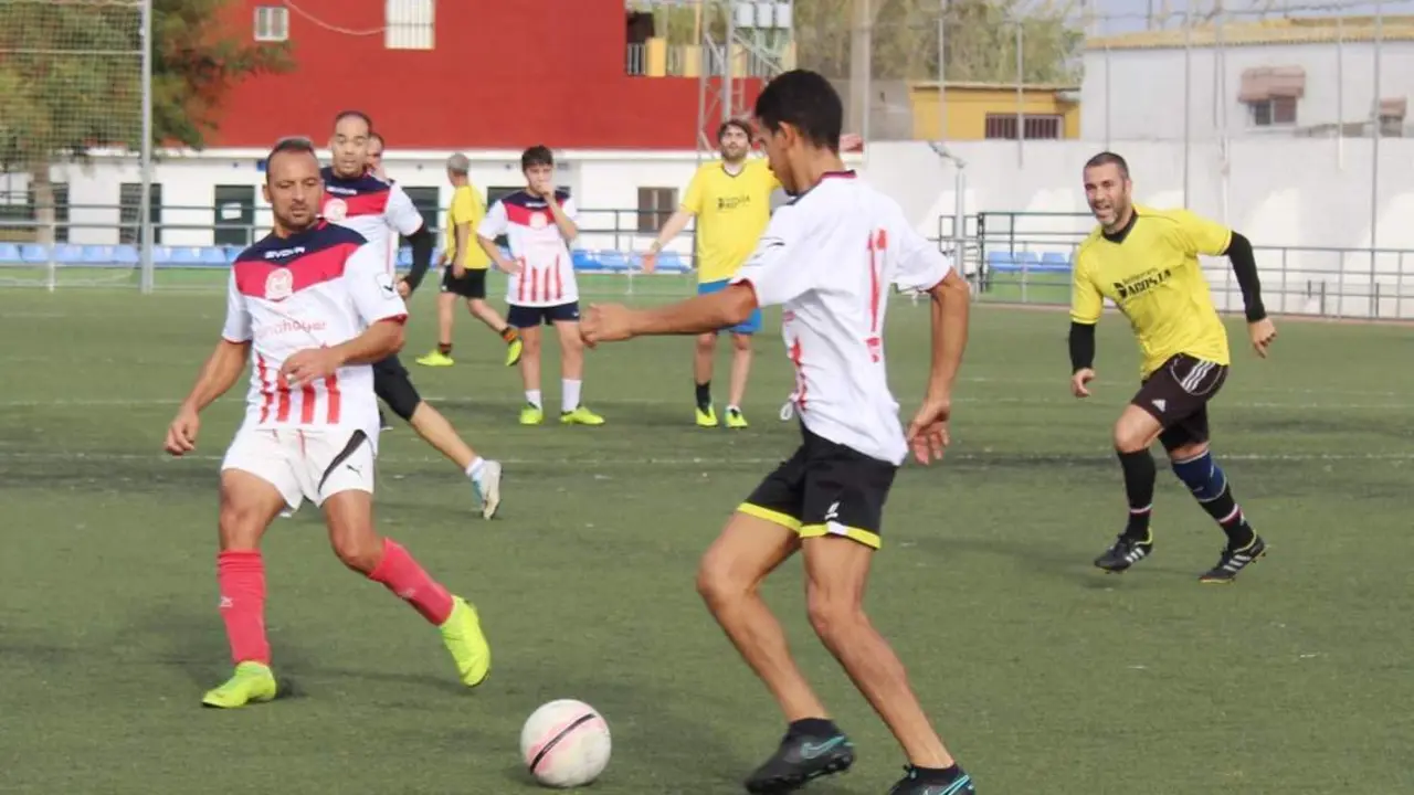 La Liga Local de F&uacute;tbol 7 de Sanl&uacute;car afrontar&aacute; un par&oacute;n de varias semanas por la Navidad la - Ra&uacute;l J. Bustillos