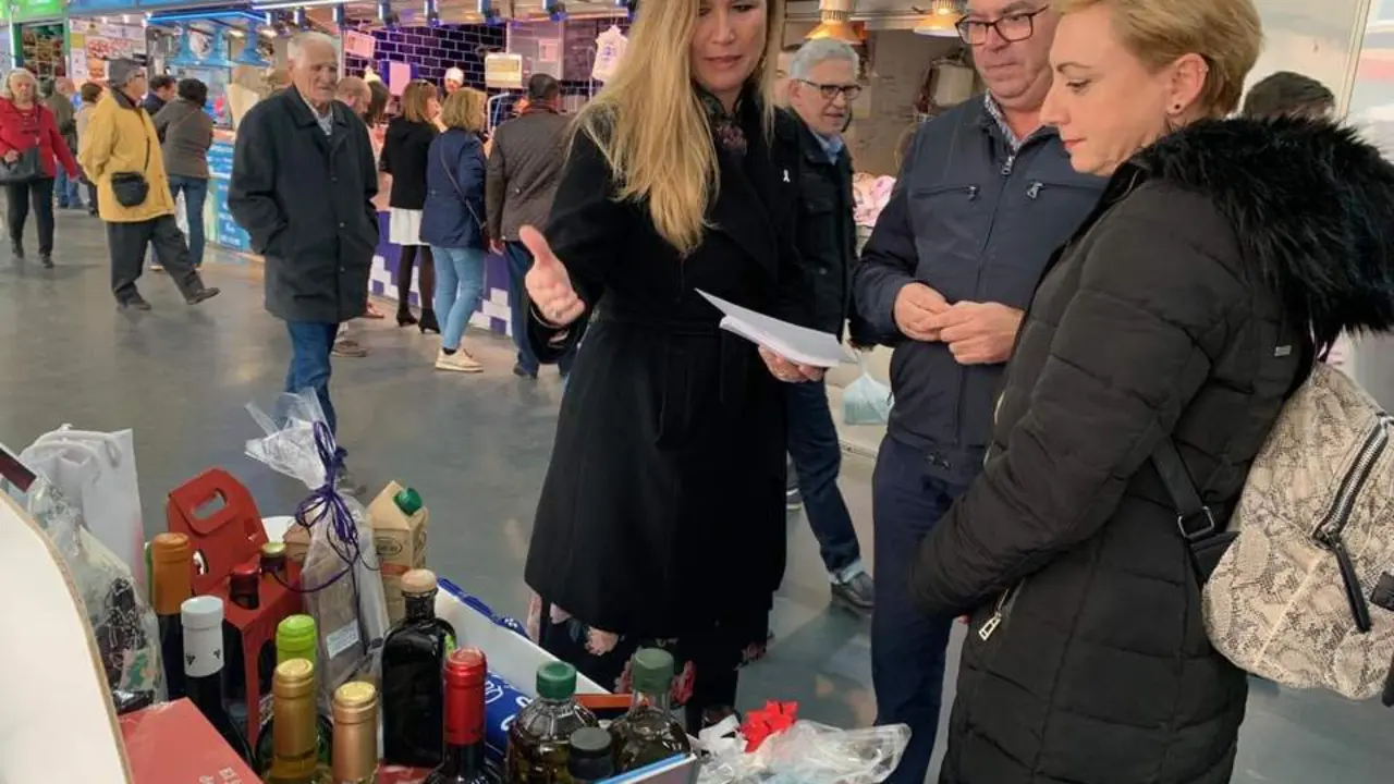 Campa&ntilde;a 'Que sea de Huelva' en el Mercado del Carmen. - VH