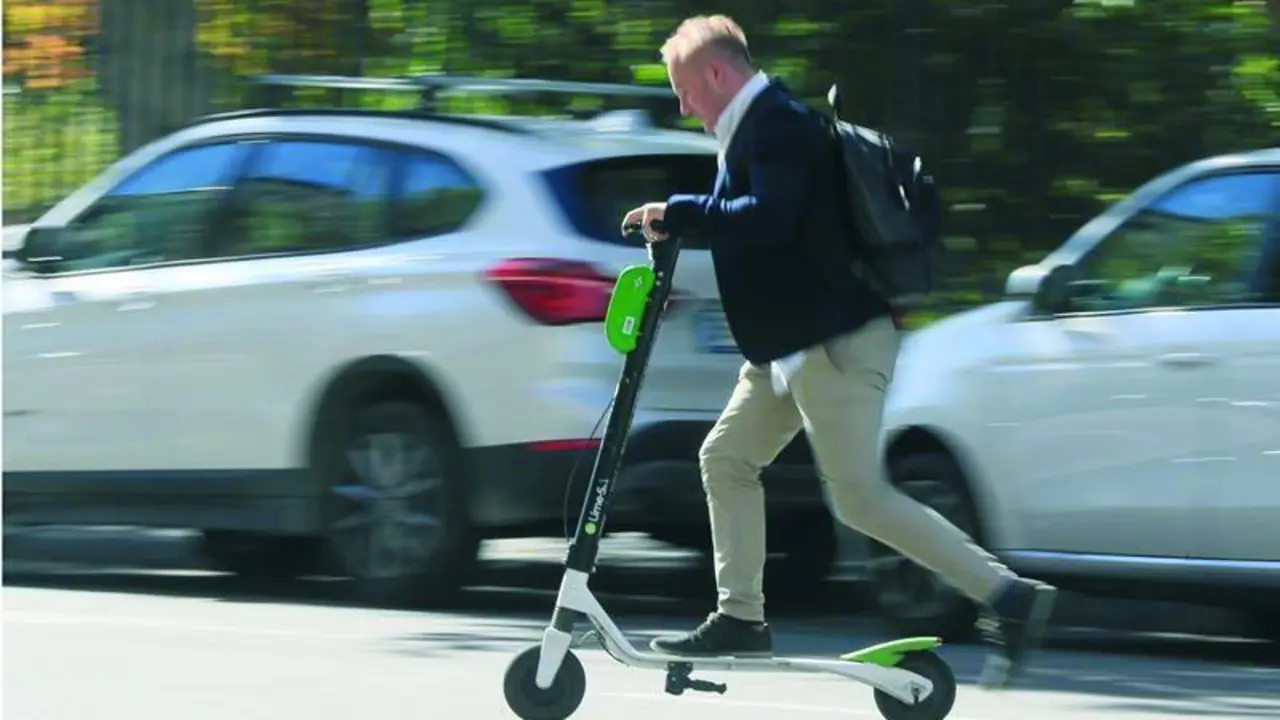 Un usuario con un patinete el&eacute;ctrico. - Efe