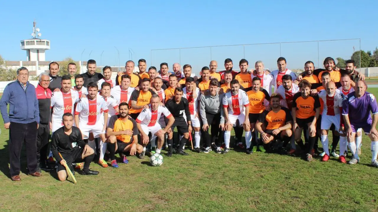 Los dos equipos posaron juntos - Ra&uacute;l J. Bustillos