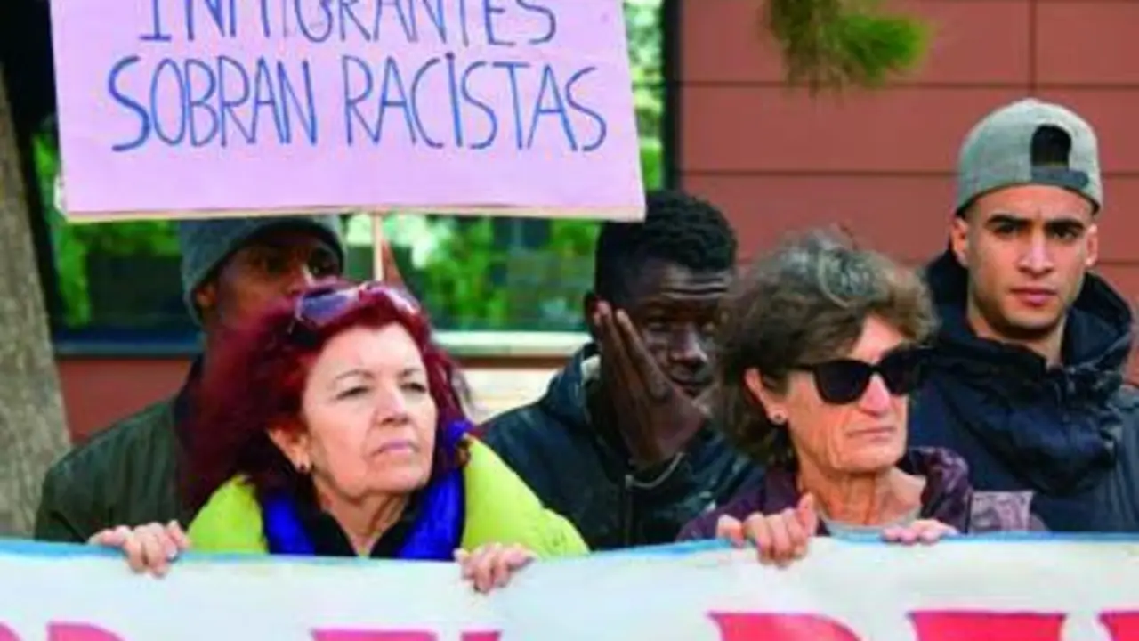 Imagen de una protesta contra la criminalizaci&oacute;n de los menas en C&aacute;diz.  - Eulogio Garc&iacute;a