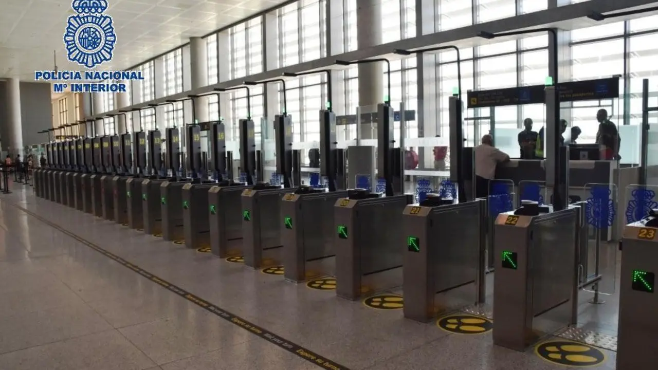Control policial del aeropuerto de M&aacute;laga. - vm