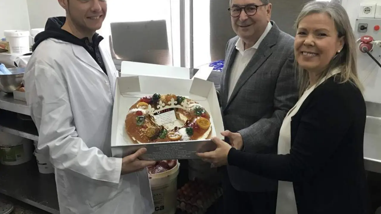 Visita del alcalde y la concejala de Fiestas al obrador que elaborar&aacute; estos 500 roscones. - VM