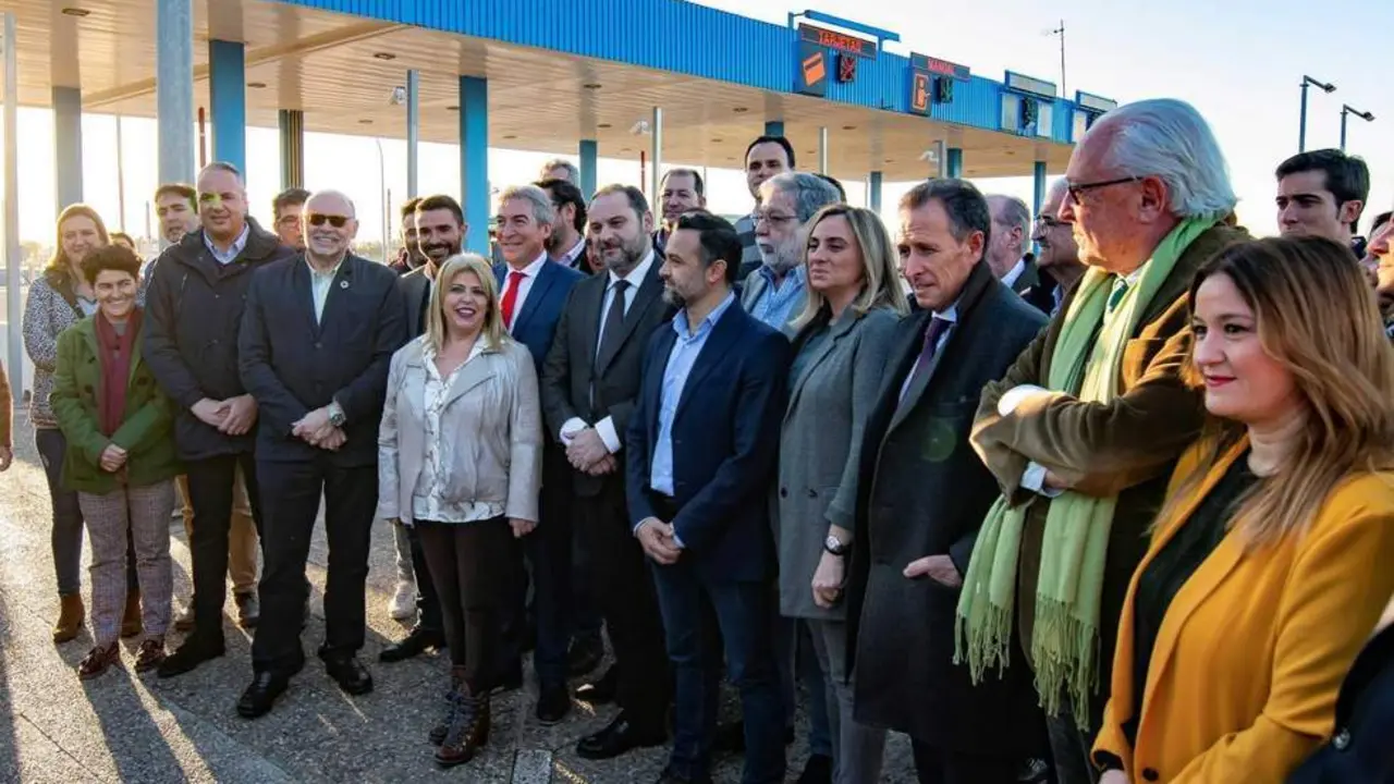 La alcaldesa de Jerez en el peaje junto al ministro &Aacute;balos - Efe