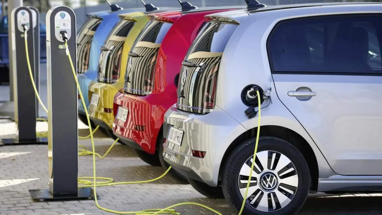 Veh&iacute;culos el&eacute;ctricos cargando. - EFE