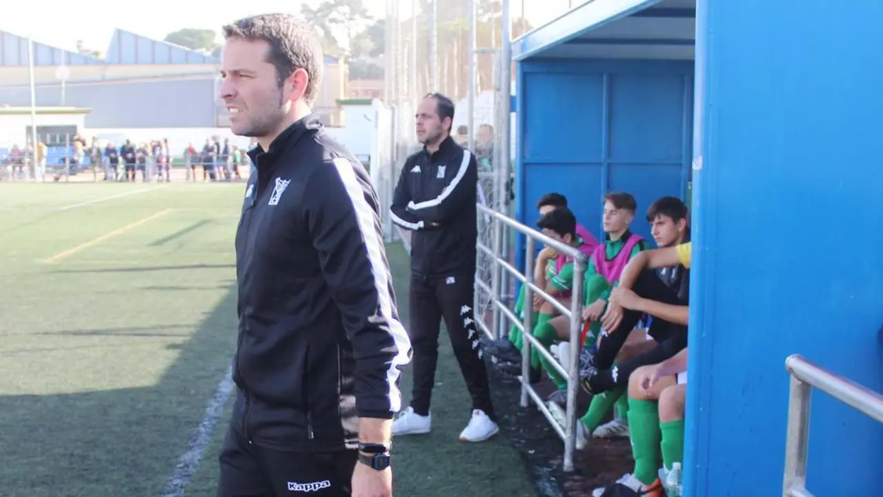 EL entrenador Manuel David en el &uacute;ltimo partido disputado, que fue ante el Betis en La Quinta de la Paz - Ra&uacute;l J. Bustillos