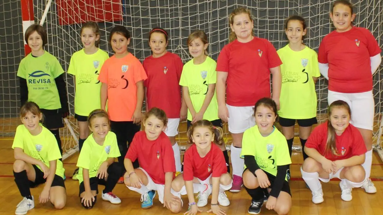 El equipo benjam&iacute;n del Luci Feri Fanum y el del Villa de Rota posan juntos - Ra&uacute;l J. Bustillos
