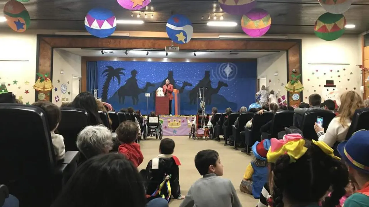 Los Reyes reparten regalos a los peque&ntilde;os ingresados en el Materno