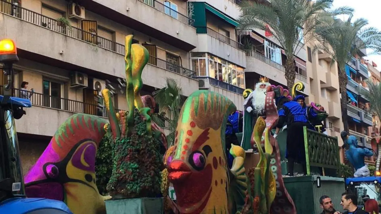 La magia inunda Huelva con el paso de la Cabalgata de los Reyes Magos