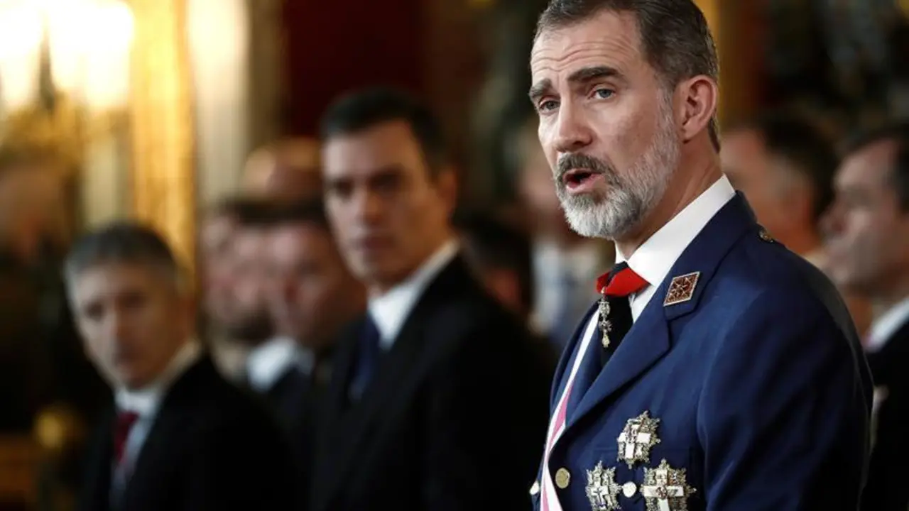 El Rey elogia "el compromiso con la Constituci&oacute;n" de los militares