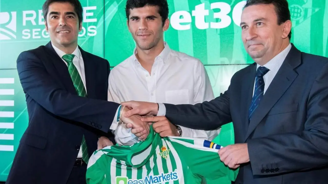 &Aacute;ngel Haro, Carles Ale&ntilde;&aacute; y Jos&eacute; Miguel Catal&aacute;n durante el acto de presentaci&oacute;n del futbolista catal&aacute;n - efe
