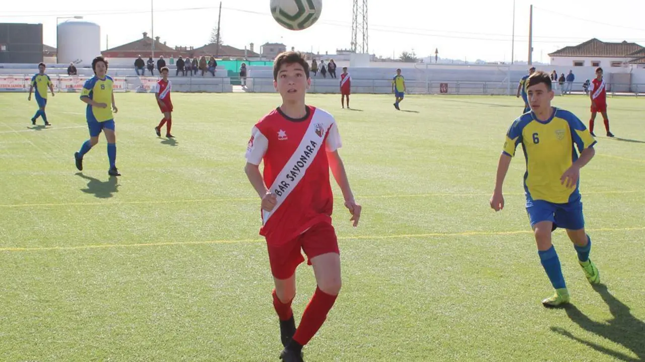 Un jugador de la UD Algaida controla el bal&oacute;n ante la presencia de uno del CD Sanl&uacute;car - Ra&uacute;l J. Bustillos