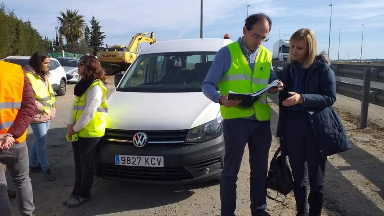 Manuela Parralo visita las obras de los accesos al Chare de Lepe. - VH