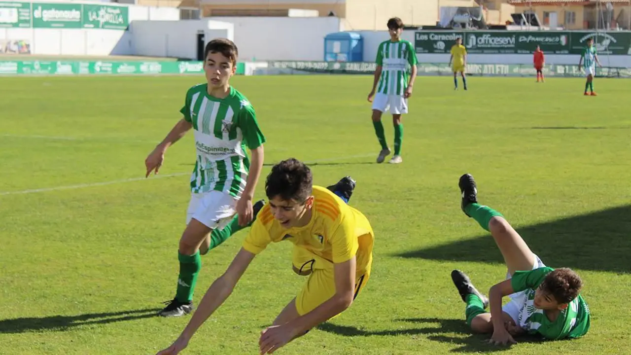 Un jugador del C&aacute;diz sale disparado en este ataque - Ra&uacute;l J. Bustillos