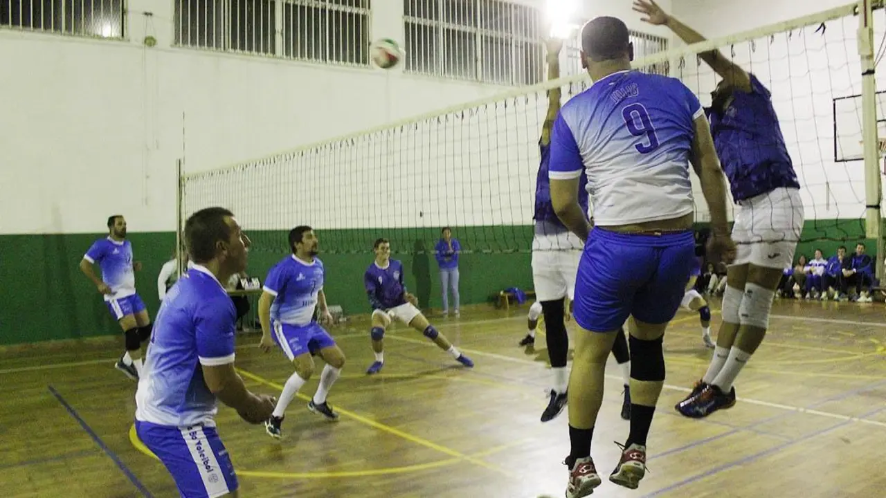 Un ataque del Adesa 80 de Voleibol ante el Rochelambert - Ra&uacute;l J. Bustillos