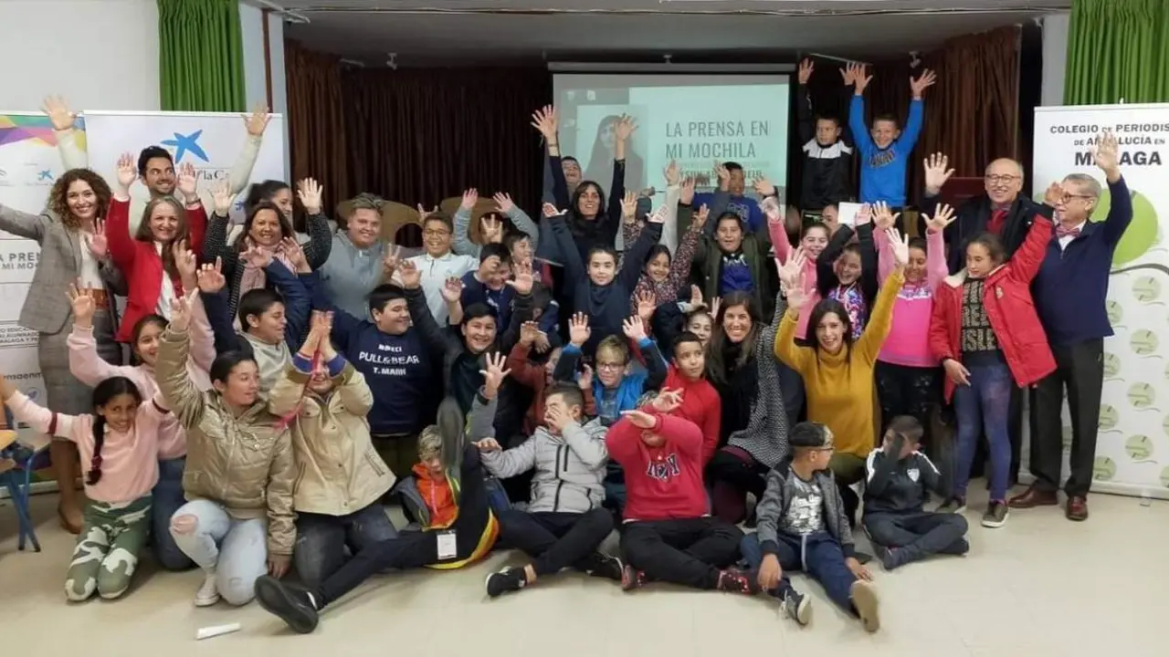 Maysun junto a alumnos del CEIP La Gloria de V&eacute;lez-M&aacute;laga. - VM