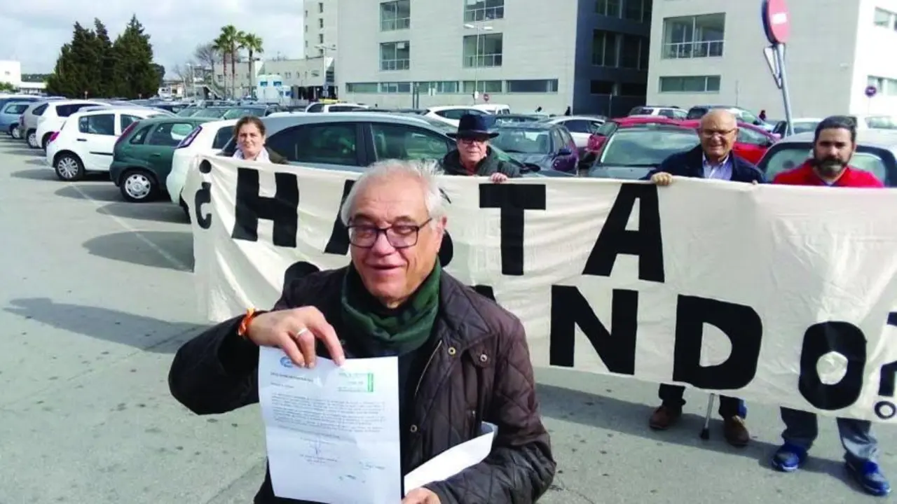 El presidente de La Plazoleta con vecinos en la zona de aparcamientos.  - La Plazoleta