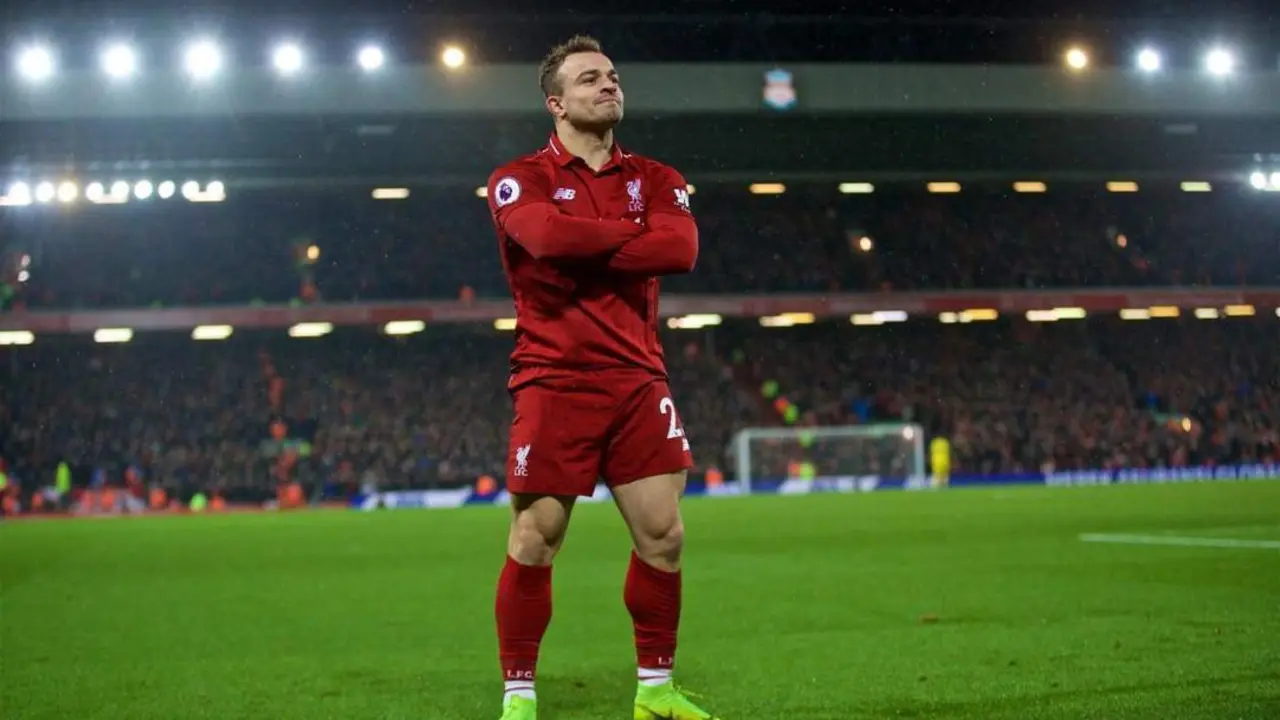 El suizo Xherdan Shaqiri celebra un gol ante la grada de Anfiel Road - lfc