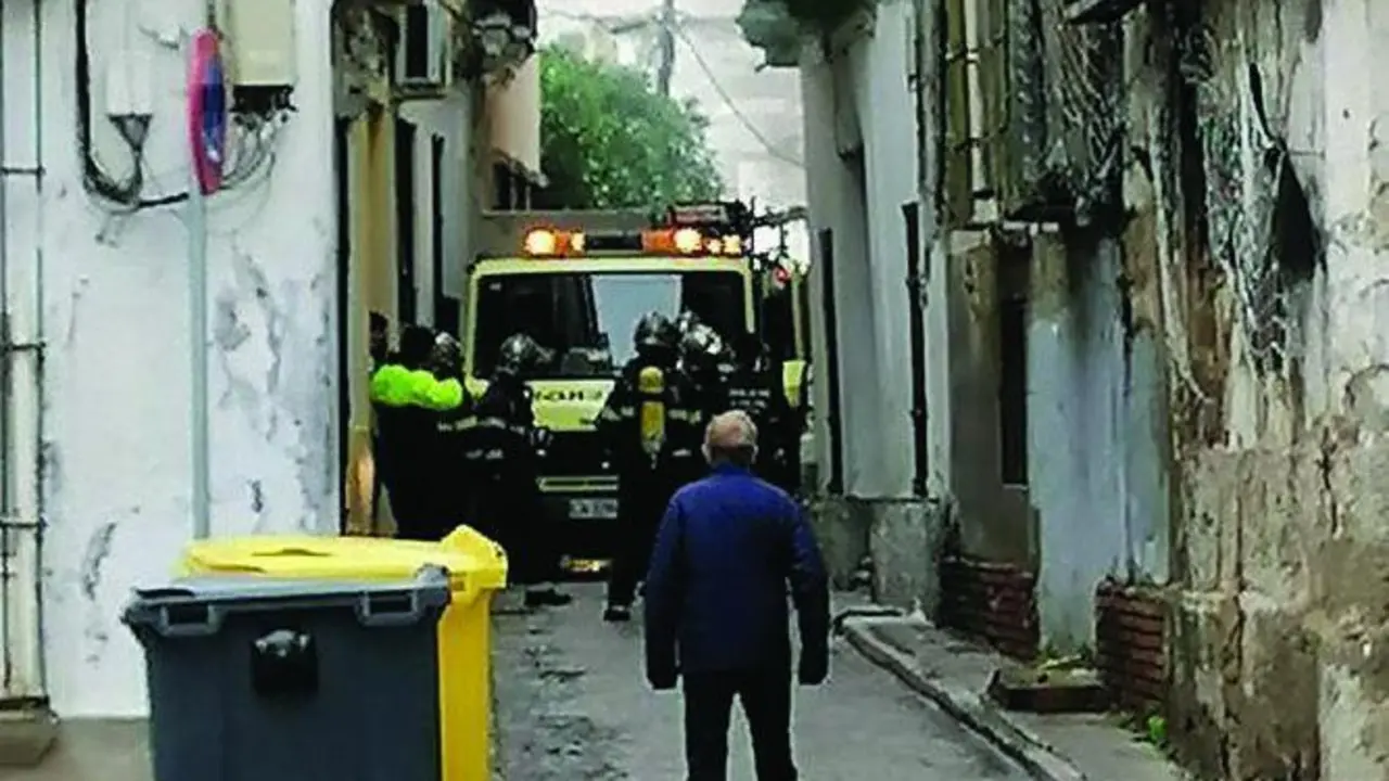 Los bomberos interviniendo.  - Bomberos
