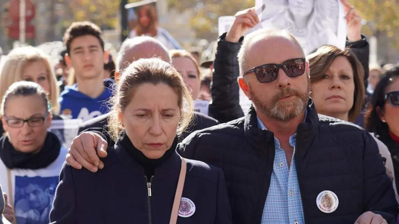 Manifestaci&oacute;n con los padres de Marta del Castillo en la cabecera de la concentraci&oacute;n.  - EDUARDO BRIONES/EP