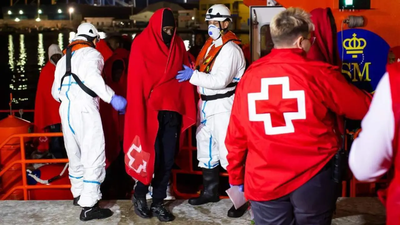 Trasladan al Puerto de M&aacute;laga a 63 personas rescatadas de una patera