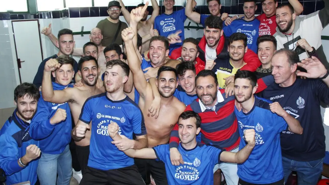 Los 'divinos' celebran la victoria en el vestuario - Ra&uacute;l J. Bustillos