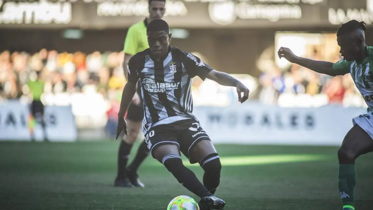Peter -a la derecha- sigue a un jugador del Cartagena - FC Cartagena