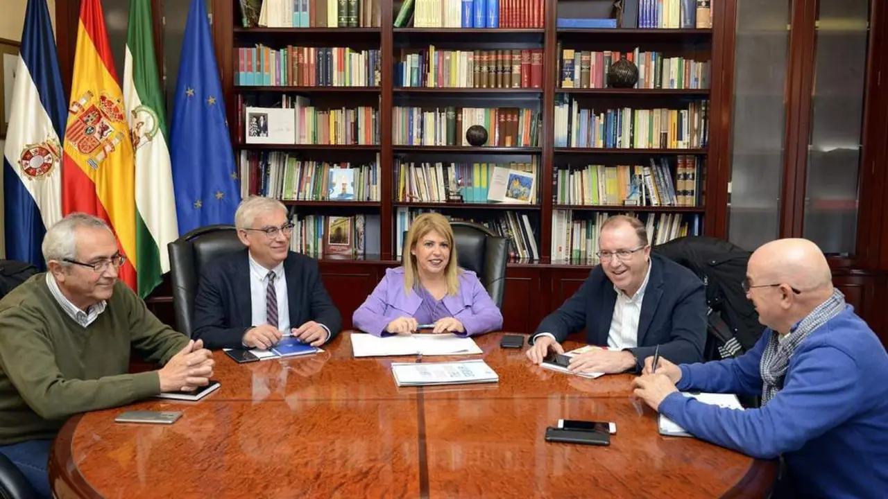 La alcaldesa reunida con los representantes de los sindicatos y de la CEC - jerez.es
