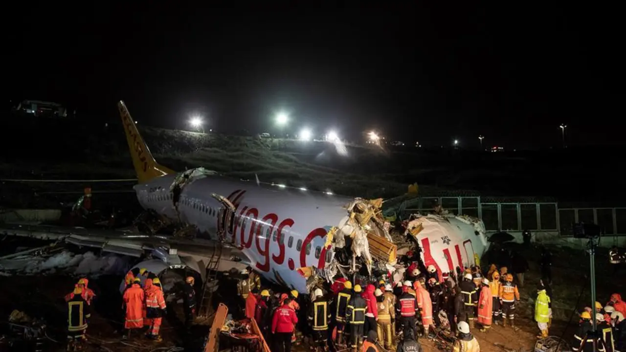 Tres muertos en el accidente de avi&oacute;n en Estambul