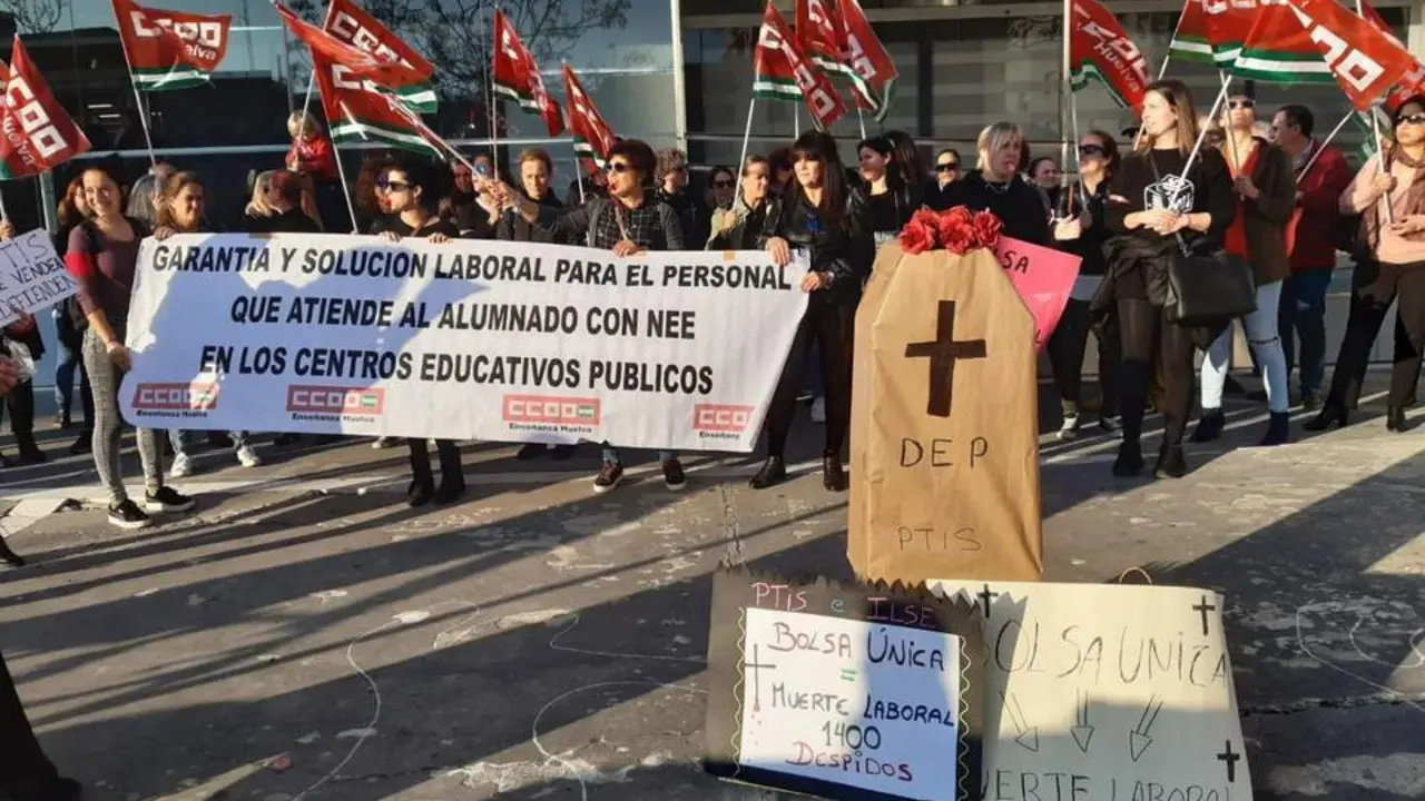 Protesta de los t&eacute;cnicos de integraci&oacute;n social a las puertas de la Delegaci&oacute;n de Educaci&oacute;n de Huelva. - VH