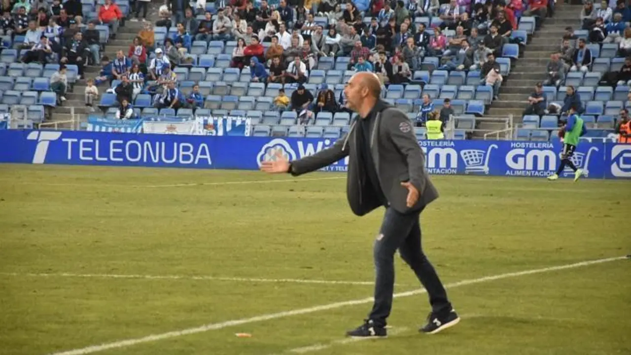 Alberto Monteagudo, t&eacute;cnico del Recreativo, durante un partido esta temporada en el Colombino. - TENOR