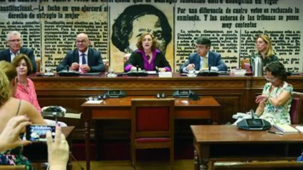 La socialista Mar&iacute;a Jes&uacute;s Castro presidir&aacute; la comisi&oacute;n de Interior en el Senado.  - A. I.